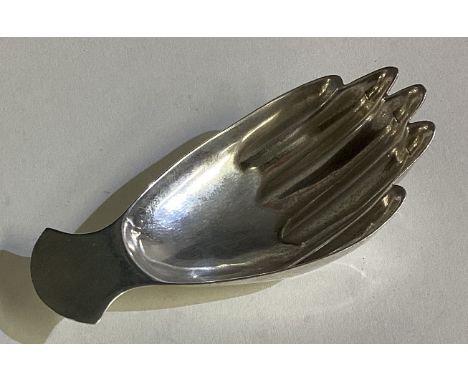 A silver caddy spoon in the form of a hand in the Georgian style. Sheffield 1971. Approx. 15 grams. Est. £30 - £40.