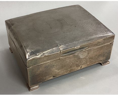 An engine turned silver cigarette box with hinged cover. Birmingham. Approx. 250 grams of gross weight. Est. £20 - £30