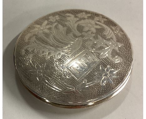 A Continental silver compact with engraved decoration. Approx. 80 grams. Est. £60 - £80.