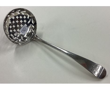 An 18th Century silver toddy ladle with pierced cross decoration. London 1784. By RC. Approx. 32 grams. Est. £30 - £40.