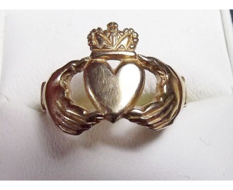 A gold Claddagh ring - 3.5g 