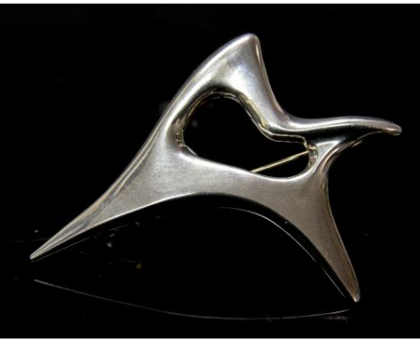 Ernest Blyth for Ivan Tarratt, a modernist silver brooch, abstract amoeba form, Birmingham 1967, signed, 6cm wide