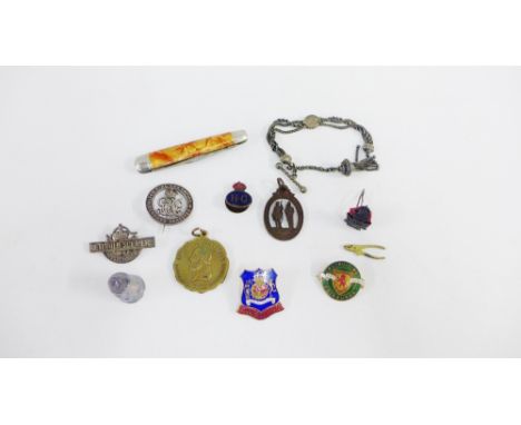 A mixed lot to include a Wound badge, Home guard enamel badge and others together with a pen knife, thimble and medallions, e