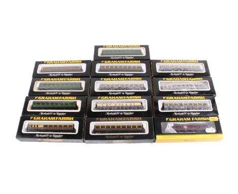 Fifteen Graham Farish N gauge boxed coaches. Comprising six No.0604 '57ft Suburban Coach' in GWR livery, three No.0623 '57ft 