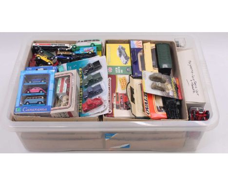 One tray containing various modern issue diecast model cars to include a Vanguard Aston Martin DB5, Oxford 1/76 scale Morris 