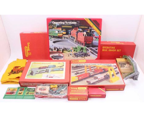 Various Triang and Hornby accessories: R410-9150 operating turntable; R411 turntable motorising kit; R675 Depot crane with on