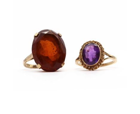 Two 9ct gold rings,to include a 9ct gold single stone amethyst ring, with an oval mixed cut amethyst rub set to a collet with