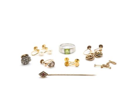 A quantity of gold and silver jewellery,to include a pair of 9ct gold earrings of swirl design with screw back clips, a paste