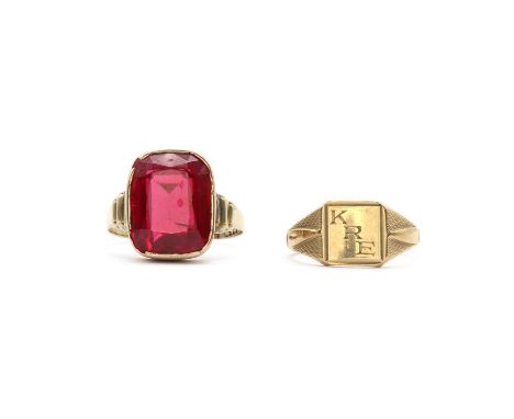 A continental gold single stone cushion cut synthetic ruby ring,14.50 x 11.50 x 6.50mm, rub set to stepped shoulders and a pl