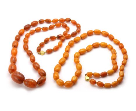 A single row graduated butter-scotch amber bead necklace,the beads strung knotted to a metal box clasp, 760mm long, together 
