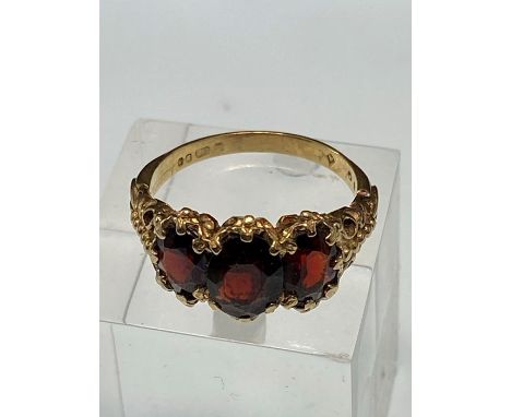 A garnet and 9-carat gold ring, size P (gross weight 3.78g)