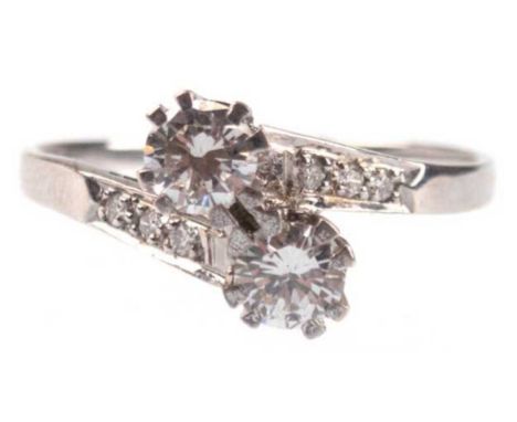   Crossover-Ring, 585er WG, besetzt mit 2 zentralen Brillanten von je 0,5 ct, w/si, sowie 6  kleinen Brillanten in den Ringsc