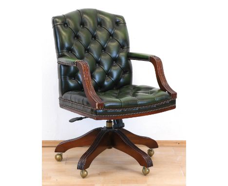   Armlehnstuhl, in der Art Chesterfield, Mahagonifuß auf Rollen, drehbar und  höhenverstellbar, Sitz und Rückenlehne mit kapi