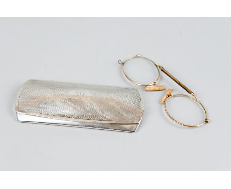 Glasses case - an engine turned oblong silver glasses case, 1.9 ozs gross, Birmingham 1919 together with a pair of rolled gol