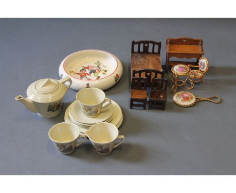 A Goldilocks and the Three Bears miniature tea set comprising teapot, 2 tea cups, 3 saucers & 3 other plates together with a 