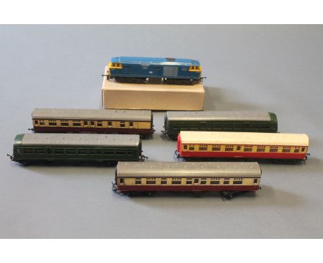 5 Tri-ang 00 gauge coaches & a Tri-ang Hornby D7063 diesel locomotive (R.758)