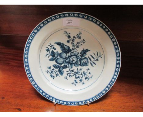 An 18th century Worcester blue and white floral dish, diameter 22cm  