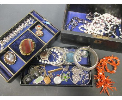 A jewellery box containing a quantity of jewellery to include a branch coral and cultured pearl necklace, other cultured pear