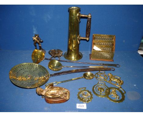 A quantity of brass including creamers, letter rack, frog & reptile ornaments, horse brasses, harp player plaque and arts and