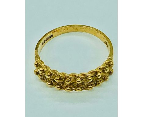 A 9ct yellow gold ring (1.9g)