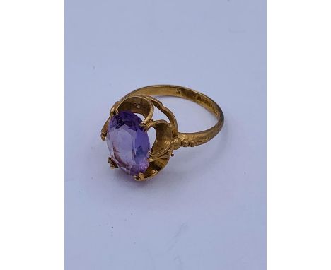 A 9ct gold and amethyst ring (2.9g)