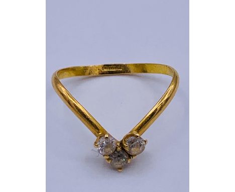 An 18ct yellow gold three stone wishbone ring.(1.66g)