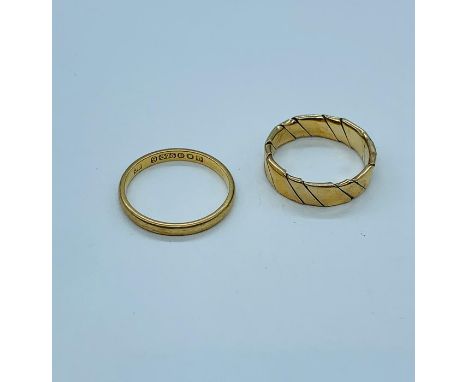 Two 9ct yellow gold rings (5g)