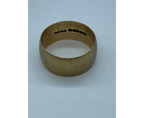 A 9ct yellow gold wedding band (7.55g)