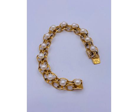 A 14ct yellow gold and pearl bracelet (18.4g)