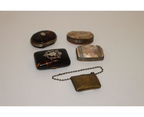 Five vintage miniature purses to include a tortoiseshell and silver inlaid example; two mother of pearl; a tortoiseshell and 