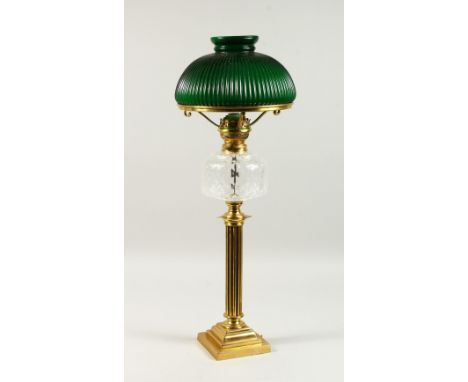 A SINGLE VICTORIAN STYLE BRASS AND GLASS CORINTHIAN COLUMN ELECTRIC TABLE LAMP, modelled as an oil lamp, with ribbed green gl