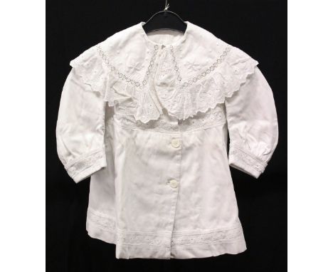 EDWARDIAN WHITE COTTON CHILD'S OVERCOAT/JACKET, button front and large lace collar.