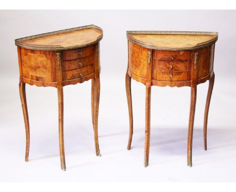 A PAIR OF FRENCH STYLE WALNUT THREE DRAWER BOWFRONT PETIT COMMODE, 20TH CENTURY, on cabriole legs. 50cms wide x 26cms deep x 