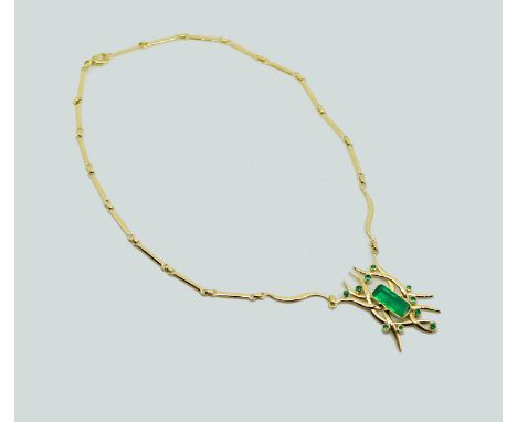   Feines Smaragd Collier  18 K Gelbgold. Außergewöhnliches Collier mit einem zentralen Smaragd von ca. 5 ct in Baguette-Schli