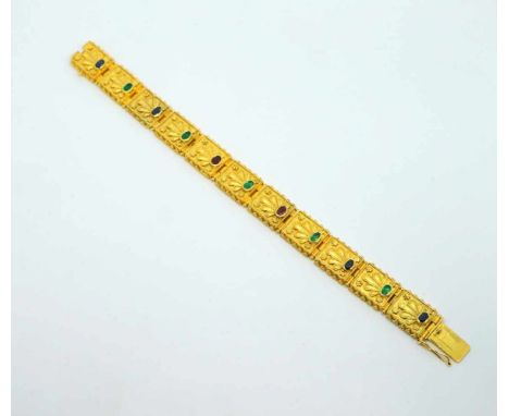   Massives Armband  18 K Gelbgold. Damenarmband mit feiner Granulations-Handarbeit, besetzt mit kleinen Smaragden, Saphiren u