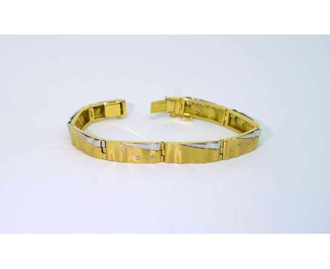   Schweres Armband  18 K Gelb- und Weißgold. Damenarmband besetzt mit kleinen Brillanten von zus. ca. 0,25 ct. Gute Erhaltung