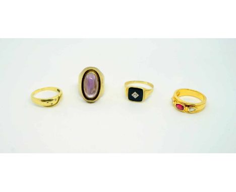   Konvolut von Damenringen  14 K Gelbgold. Das Konvolut besteht aus 4 Ringen, teils besetzt mit kleinen Diamanten und diverse