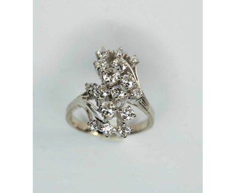   Feiner Damen- Blumenring  18 K Weißgold. Eleganter Damenring besetzt mit Brillanten von zus. ca. 1 ct, Farbe Gvvsi. Gute Er