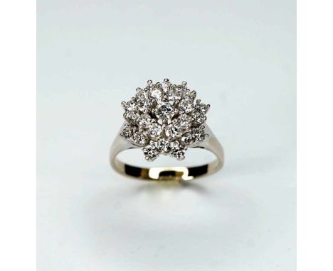   Feiner Blumenring  14 K Weißgold. Prächtiger Brillantring besetzt mit Diamanten von ca. 1 ct, Farbe TWvvsi, soweit in der F