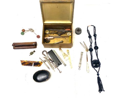 Tray of vintage and later items includes enamel badges etc 