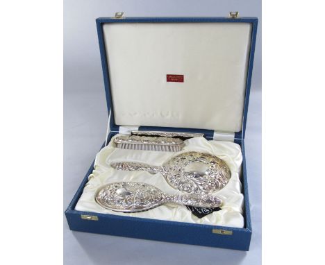 Modern boxed Broadway & Co silversmiths four piece silver dressing set, within a Mallory Jewellers of Bath case, comprising t