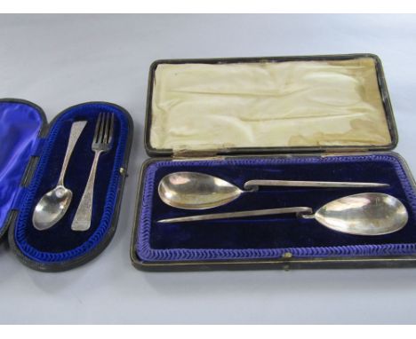 Cased pair of silver stylised tablespoons; together with a cased fork and spoon set, 6 oz approx
