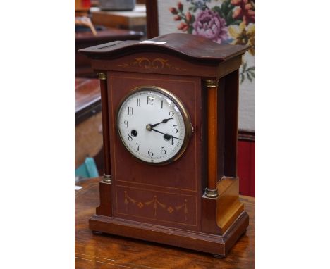 An Edwardian mahogany mantel clock, Arabic numerals, twin winding holes, plinth base, 32 cm high, c.1905