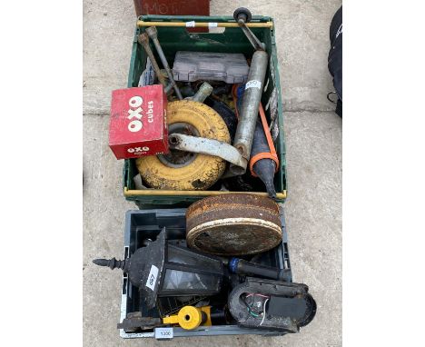 AN ASSORTMENT OF TOOLS TO INCLUDE A JOCKEY WHEEL, SOCKETS AND AN OUTSIDE LIGHT ETC 