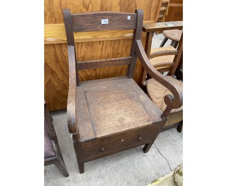 A 19TH CENTURY OAK COMMODE CHAIR (LACKING CHAMBER POT) 