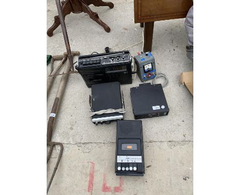 AN ASSORTMENT OF SOUND ITEMS TO INCLUDE A RADIO AND A JONES CASSETTE TAPE RECORDER 