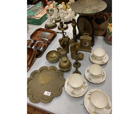 AN ASSORTMENT OF ITEMS TO INCLUDE BRASS WARE AND CUPS &amp; SAUCERS 