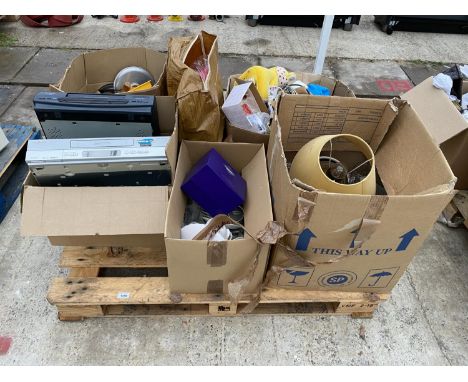 AN ASSORTMENT OF HOUSEHOLD CLEARENCE ITEMS TO INCLUDE TWO VHS PLAYERS, A QUANTITY OF CERAMIC WARE AND KITCHEN ITEMS ETC 