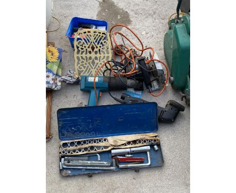 AN ASSORTMENT OF HAND TOOLS TO INCLUDE A SOCKET SET AND POWER TOOLS ETC 