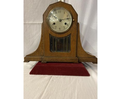 AN OAK ART DECO STYLE CHIMING MANTLE CLOCK WITH ROPE EDGE DETAIL - HEIGHT 31CM 